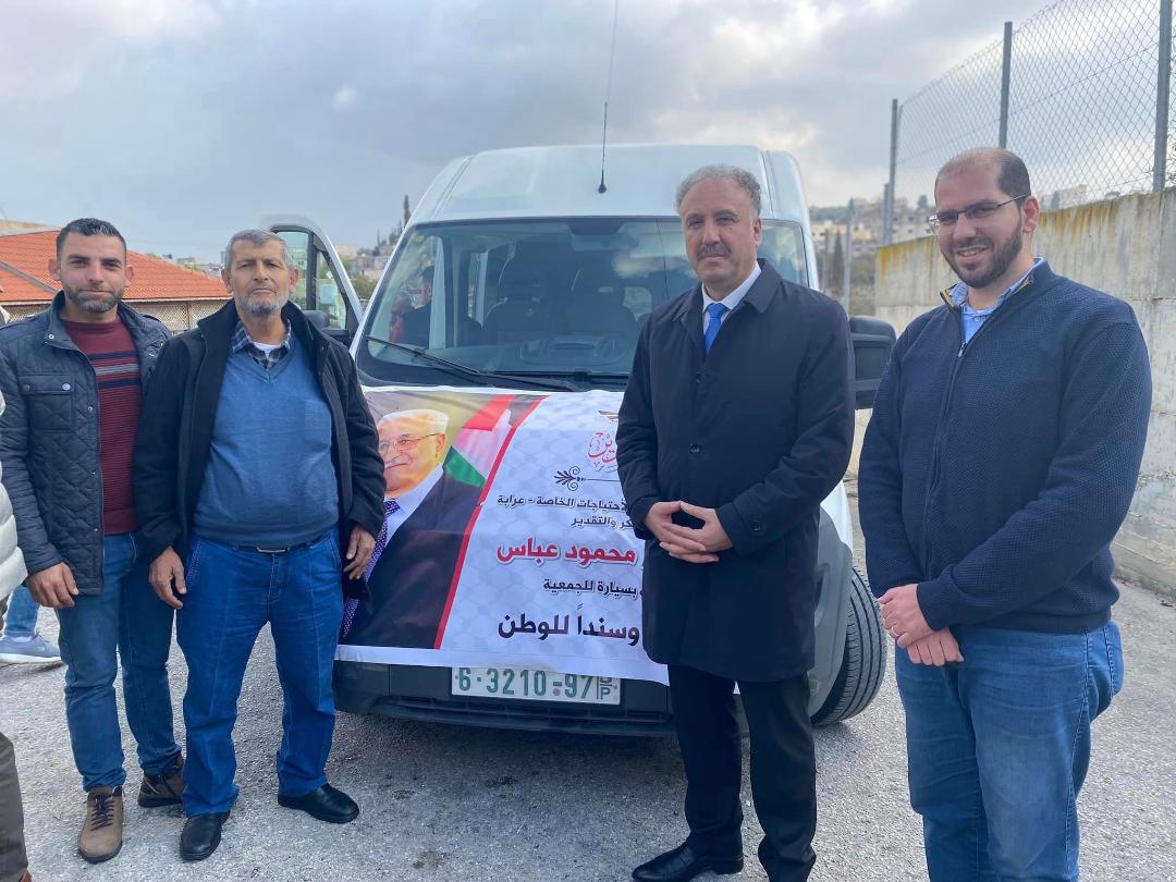 الوزير عساف يسلم مكرمة رئاسية لجمعية الإرادة لذوي الاحتياجات الخاصة في عرابة (تصوير: ثائر أبو بكر/ وفا)